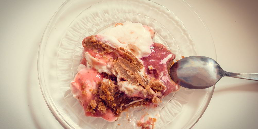 Как приготовить десерт из гороха со свежей клубникой