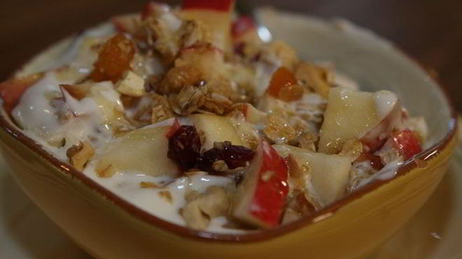 Рецепт Гранола с йогуртом, ягодами и кленовым сиропом