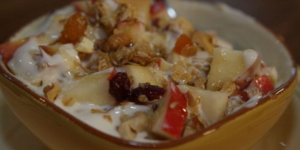 Как приготовить гранола с йогуртом, ягодами и кленовым сиропом