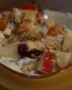 Гранола с йогуртом, ягодами и кленовым сиропом