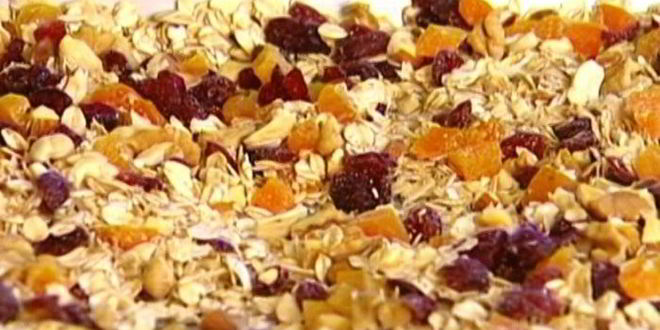 Рецепт гранола с йогуртом, ягодами и кленовым сиропом