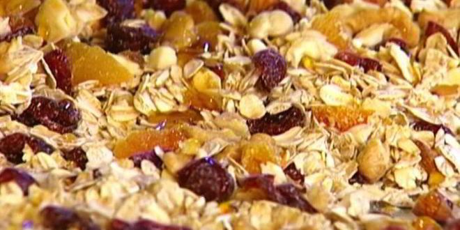 Рецепт гранола с йогуртом, ягодами и кленовым сиропом