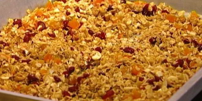 Рецепт гранола с йогуртом, ягодами и кленовым сиропом