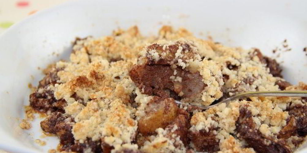 Как приготовить грушево-шоколадный крамбл с миндалем