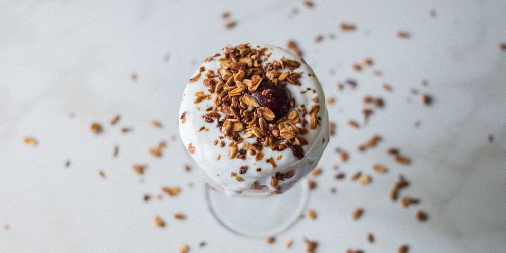 Как приготовить йогурт с печеной овсянкой и фруктами
