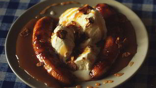 Рецепт Карамелизованный банановый сплит с горячим шоколадным соусом