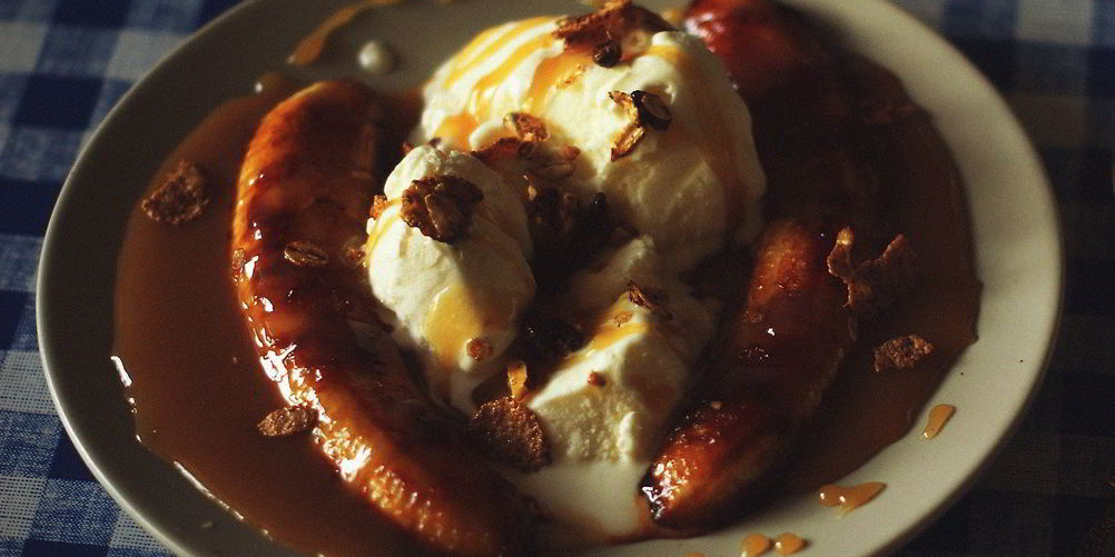 Как приготовить карамелизованный банановый сплит с горячим шоколадным соусом
