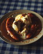 Карамелизованный банановый сплит с горячим шоколадным соусом