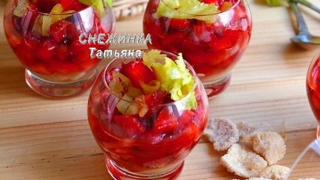 Рецепт Клубничный десерт с сельдереем под имбирным сиропом