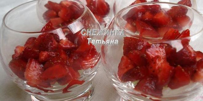 Рецепт клубничный десерт с сельдереем под имбирным сиропом