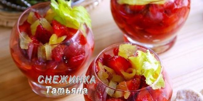 Рецепт клубничный десерт с сельдереем под имбирным сиропом