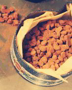 Кофейные зерна в шоколаде с солью