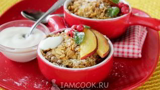 Рецепт Крамбл с персиками и красной смородиной