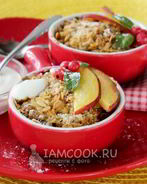 Крамбл с персиками и красной смородиной