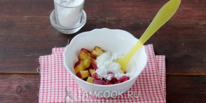 Рецепт крамбл с персиками и красной смородиной