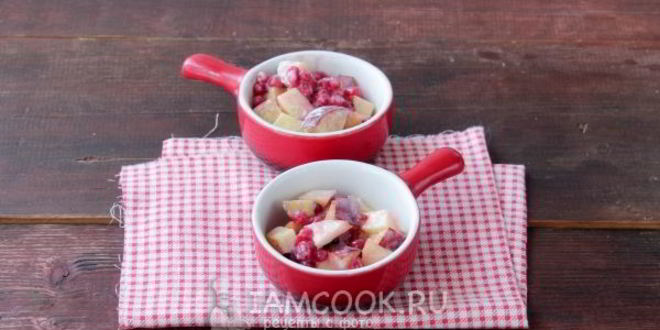 Рецепт крамбл с персиками и красной смородиной