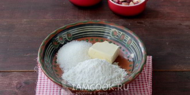 Рецепт крамбл с персиками и красной смородиной