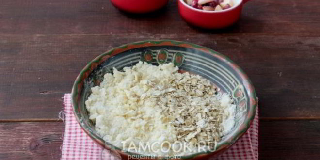 Рецепт крамбл с персиками и красной смородиной