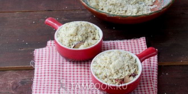 Рецепт крамбл с персиками и красной смородиной