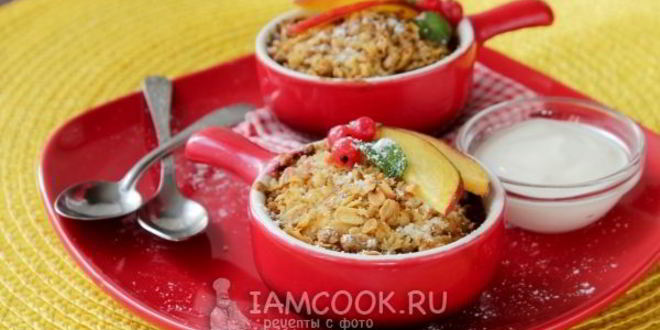 Рецепт крамбл с персиками и красной смородиной