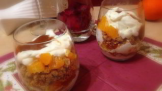 Рецепт Крамбл со взбитыми сливками и соленой карамелью