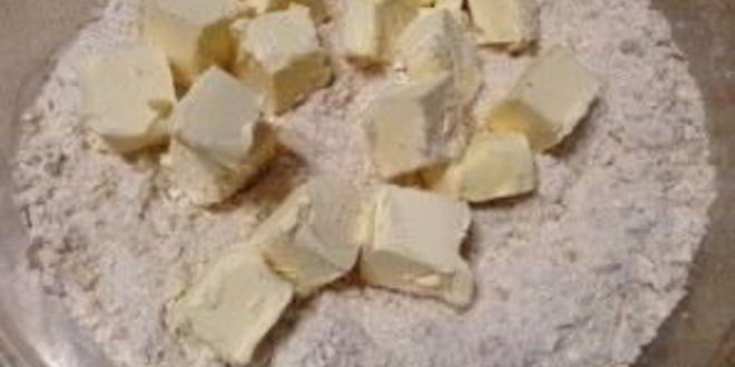 Рецепт крамбла со взбитыми сливками и соленого карамелью