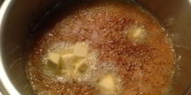 Рецепт крамбла со взбитыми сливками и соленого карамелью