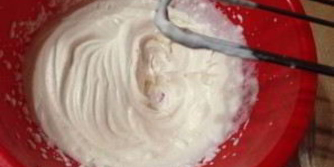 Рецепт крамбла со взбитыми сливками и соленого карамелью