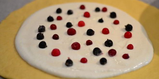 Рецепт бархатной галеты с творожныма кремома и ягодами