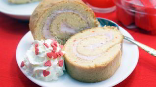 Рецепт Бисквитный рулет с клубничным кремом