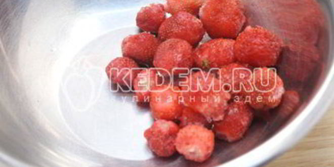 Рецепт бисквитный рулет с клубничным кремом