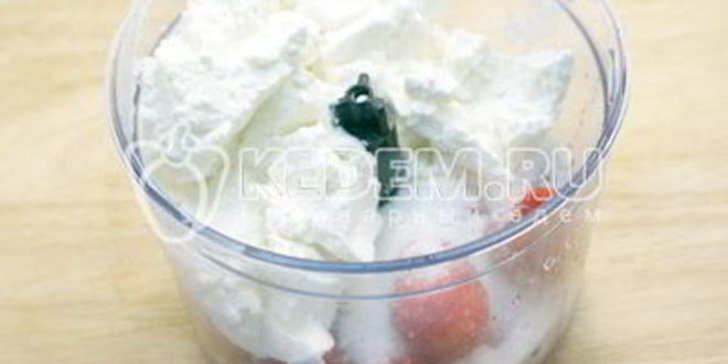 Рецепт бисквитный рулет с клубничным кремом