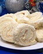 Бисквитный рулет с кремом и кокосовой стружкой