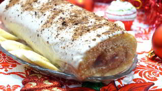 Рецепт Бисквитный рулет с кремом Зимнее полено