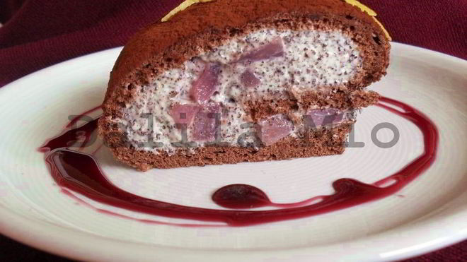 Рецепт Бисквитный рулет с винными грушами и маковым кремом