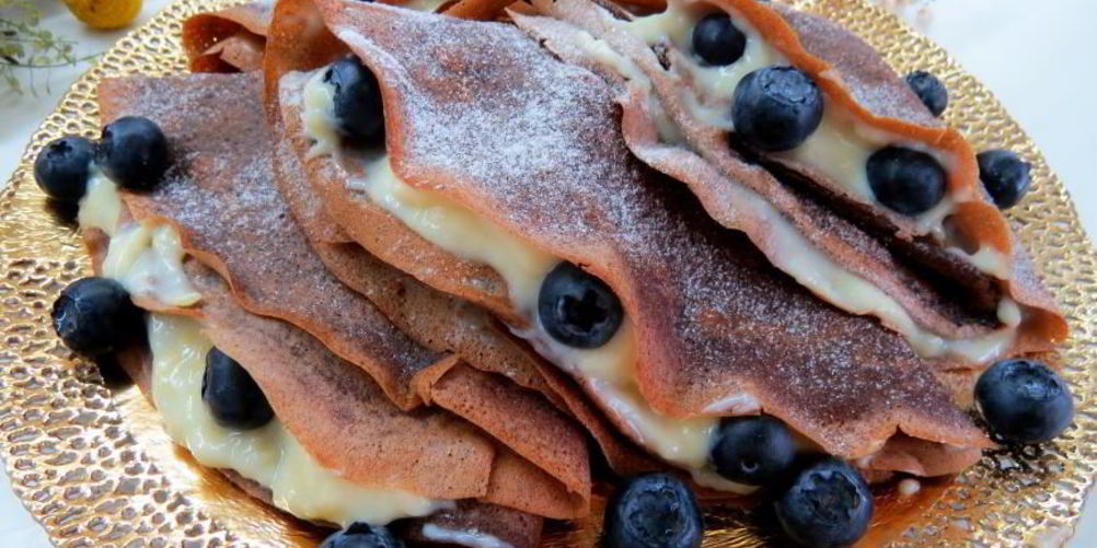Как приготовить черемуховые блинчики с ванильным кремом и голубикой