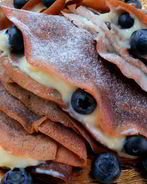 Черемуховые блинчики с ванильным кремом и голубикой