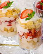 Десерт с бисквитом, клубникой и кремом