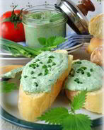 Домашний крем-чиз с молодой крапивой и цедрой лимона