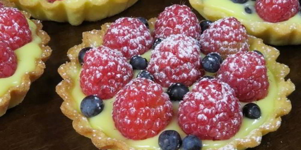 Рецепт слойка с заварным кремом и вишней