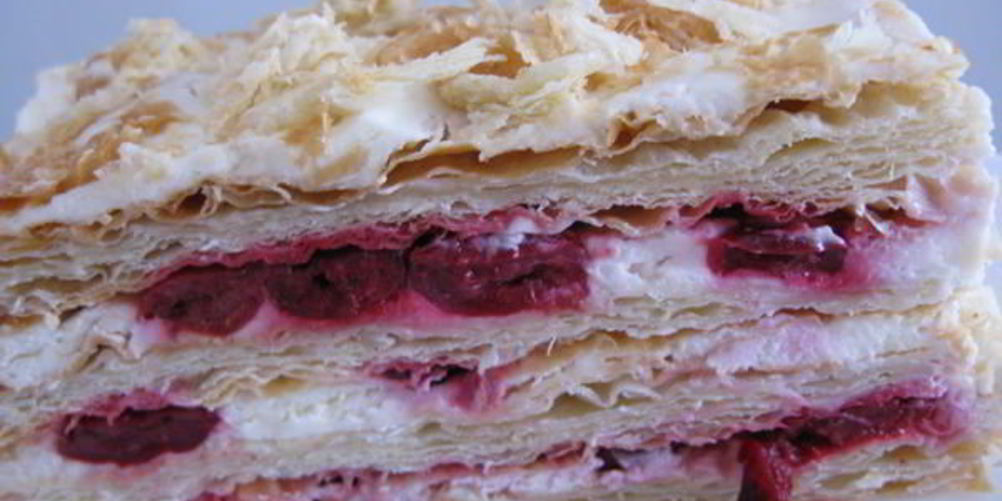 Как приготовить мильфей с вишнями и сливочным кремом