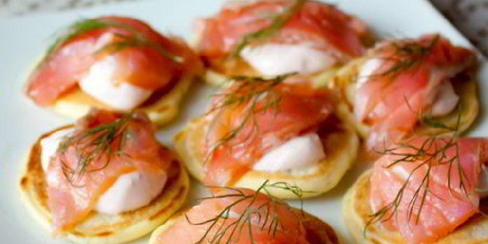 Как приготовить мини-блинчики с лососем и острым сметанным кремом