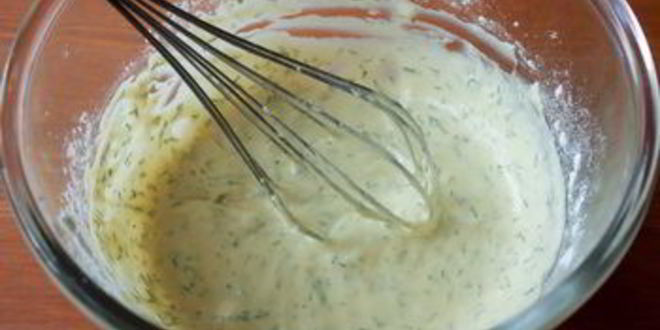 Рецепт мини-блинчики с лососем и острым сметанным кремом