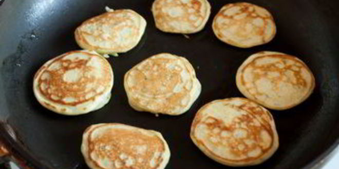 Рецепт мини-блинчики с лососем и острым сметанным кремом