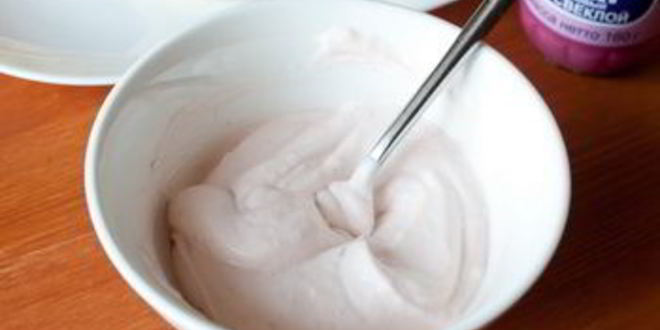 Рецепт мини-блинчики с лососем и острым сметанным кремом