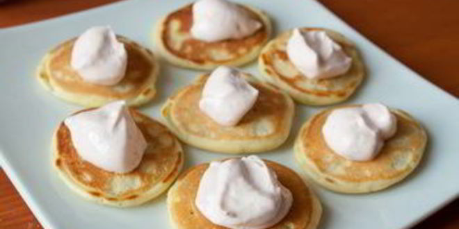 Рецепт мини-блинчики с лососем и острым сметанным кремом