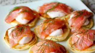 Рецепт Мини-блинчики с лососем и сметанным кремом