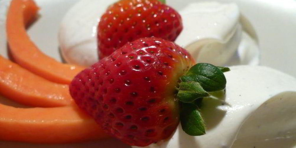 Как приготовить нежный творожный крем-десерт с маскарпоне и папайей