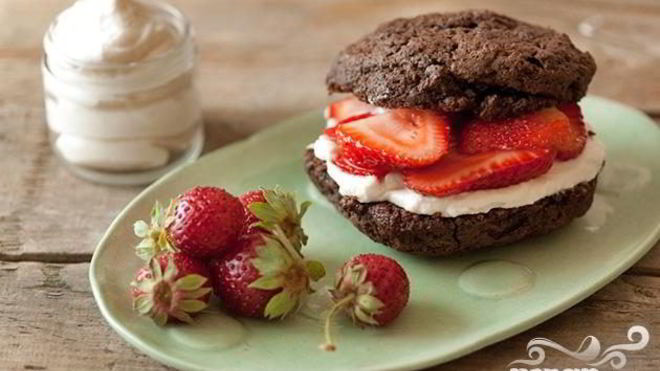 Рецепт Шоколадные коржики с кремом и клубникой