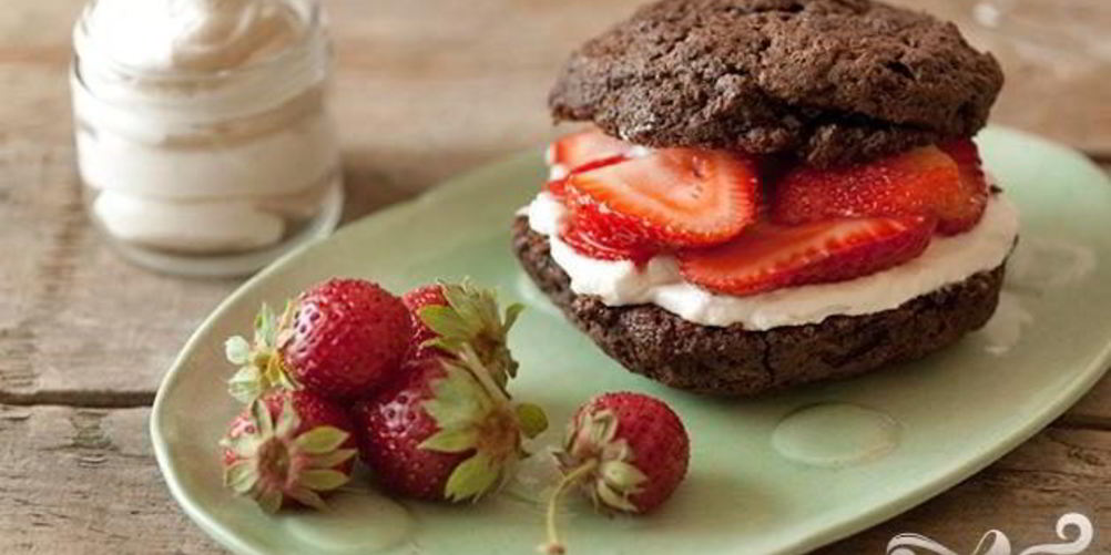 Как приготовить шоколадные коржики с кремом и клубникой